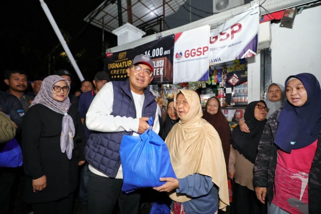 175716500569-turut-siskamling-wali-kota-bandung-salurkan-bansos-lansia