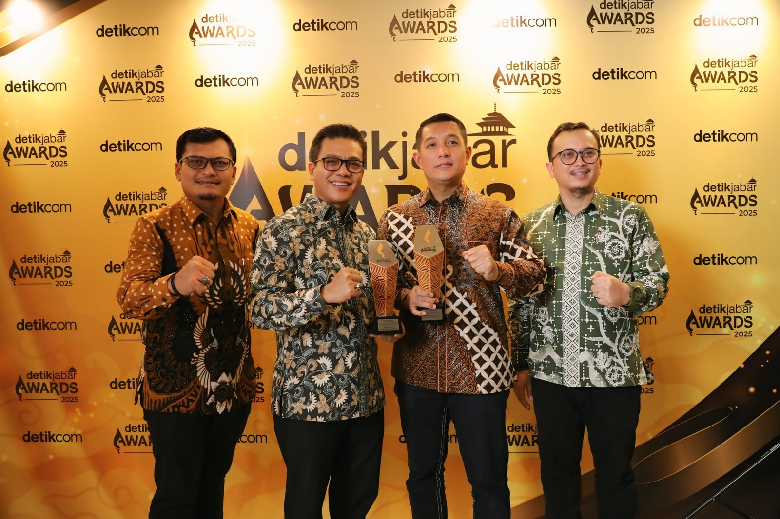 Bupati Kabupaten Bandung saat Menerima Tropi Penghargaan